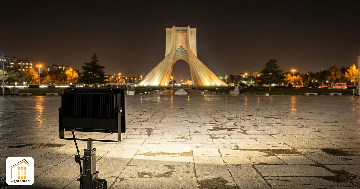 نورپردازی استاندارد فضای باز شهری در تهران با پروژکتور ال ای دی مناسب و پسزمینه برج آزادی.